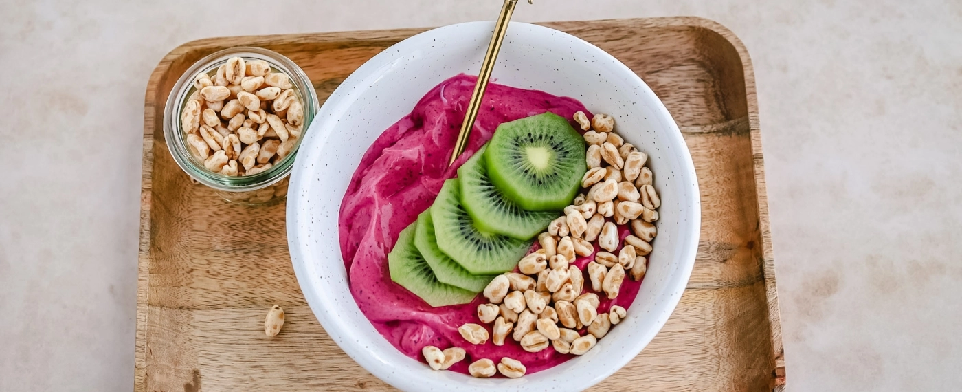 Smoothiebowl met gepofte tarwe & kiwi