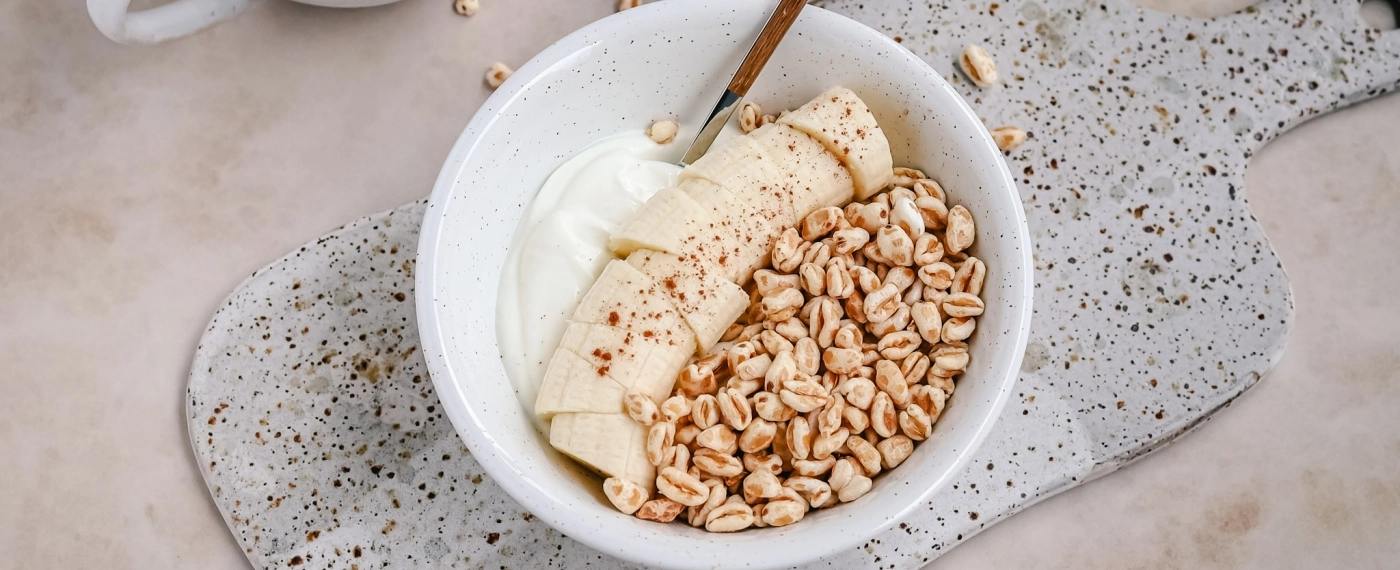 Yoghurt met gepofte tarwe & banaan
