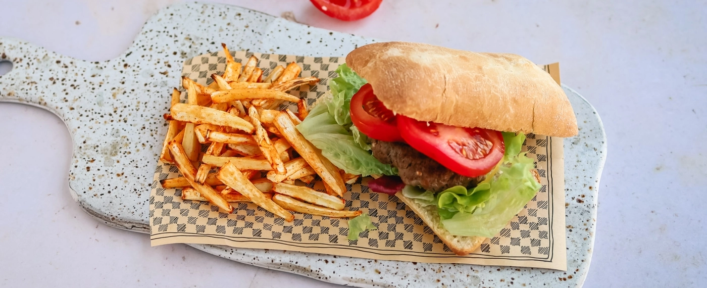 Ciabatta broodje hamburger met pastinaak frietjes