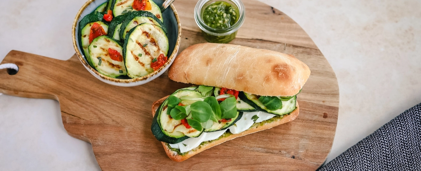 Ciabatta met courgette, mozzarella & pesto