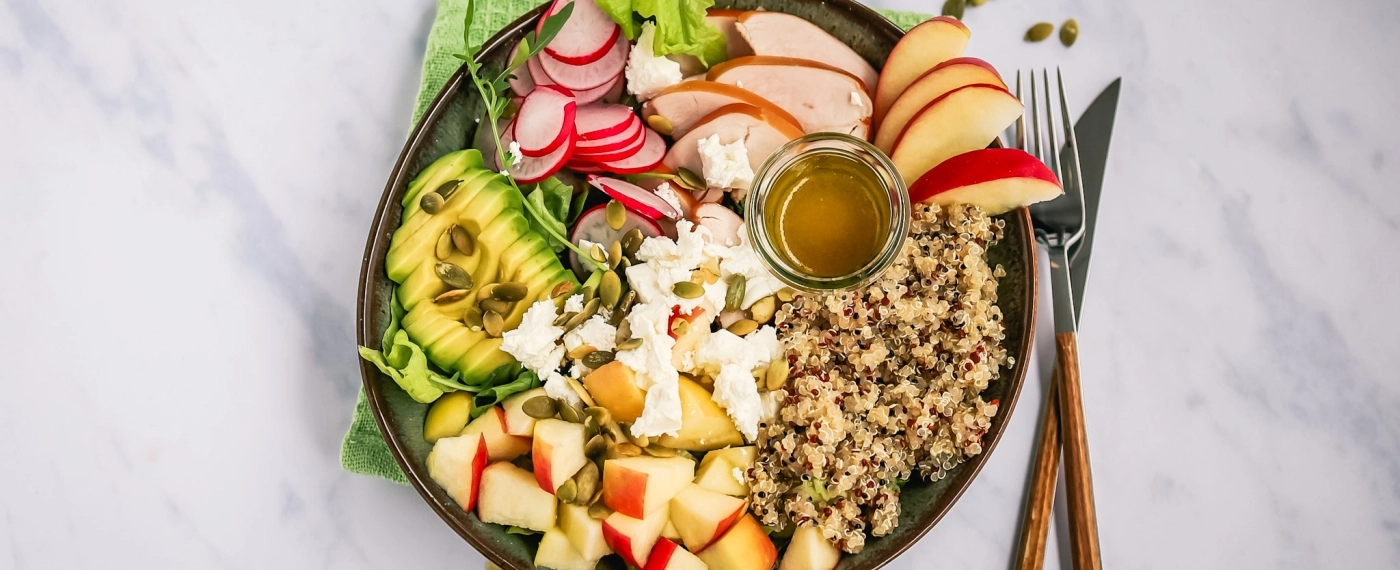 Quinoasalade met appel, gerookte kip & avocado