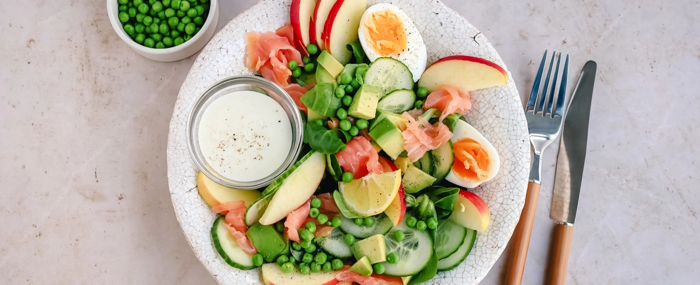 Salade met appel, gerookte zalm & knoflookdressing