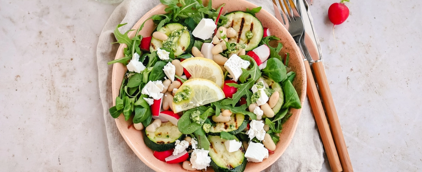 Salade met gegrilde courgette, bonen & pesto dressing