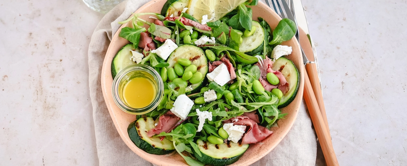 Salade met gegrilde courgette, edamame & rosbief