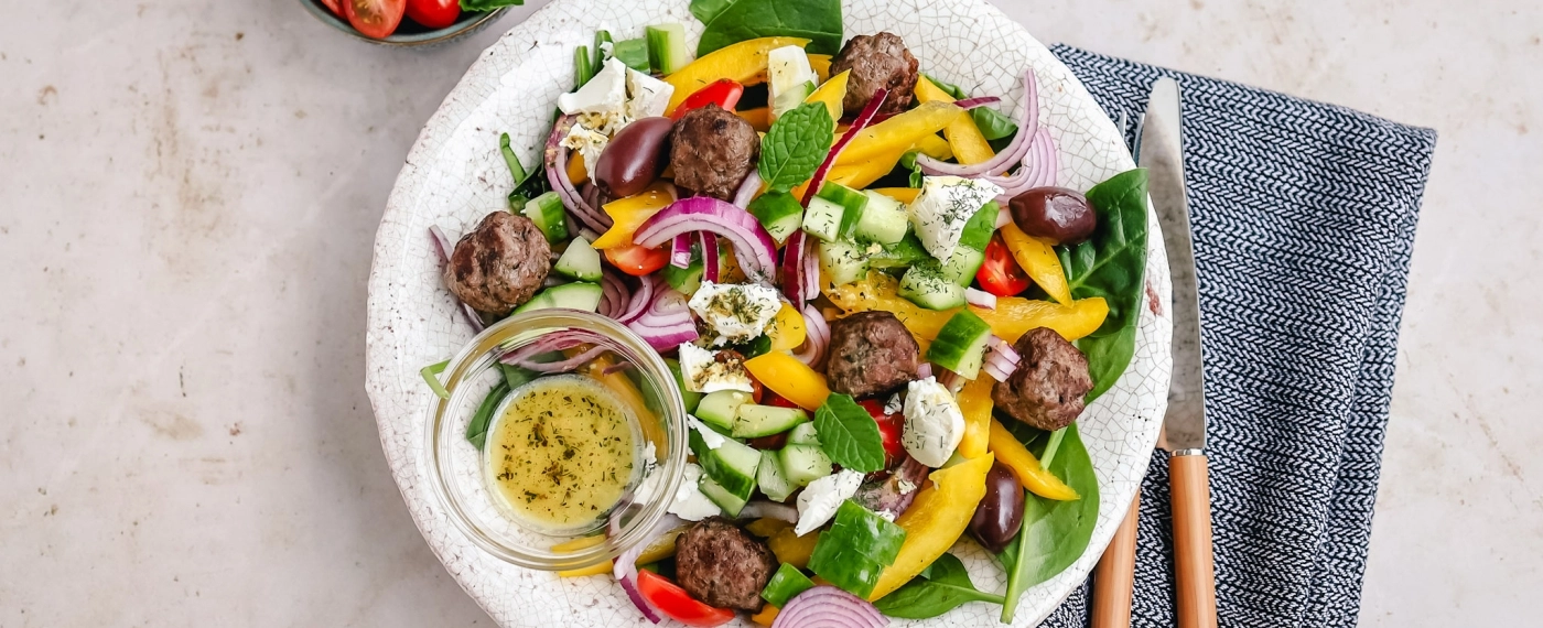 Salade met Griekse gehaktballetjes