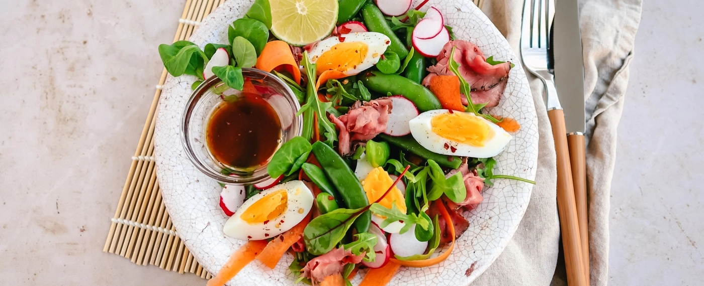 Salade met sugarsnaps, rosbief & ei