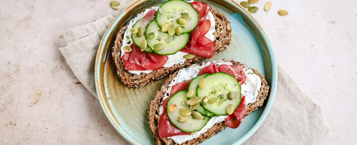 Brood met ricotta, rookvlees & komkommer