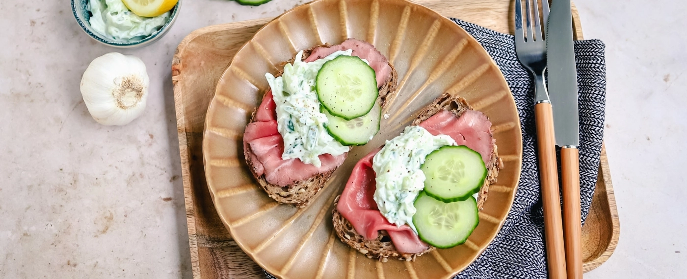 Brood met rosbief & komkommersalade