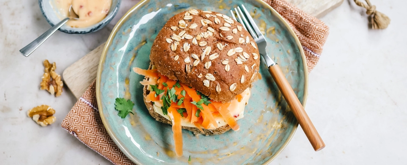Broodje met chili-mayonaise, kaas & wortel