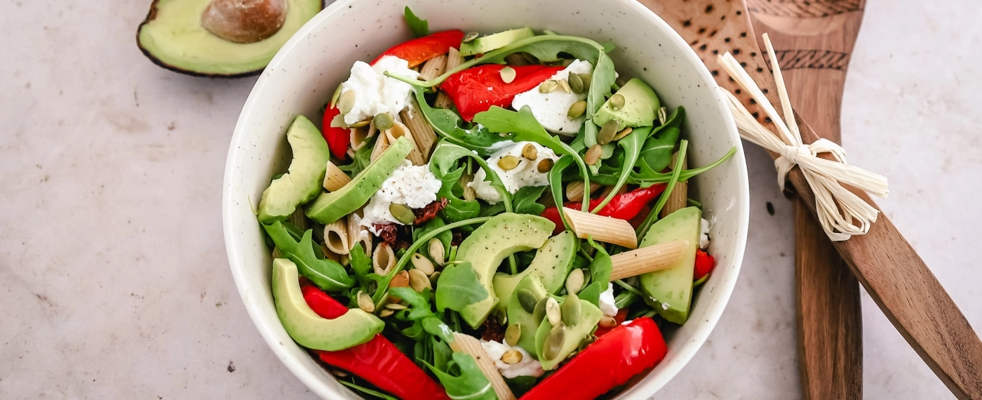 Pastasalade met geroosterde paprika, ricotta & avocado