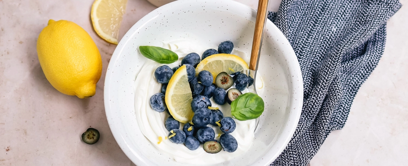 Citroen-mascarpone yoghurt met blauwe bessen