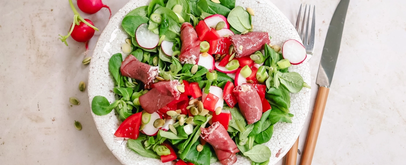 Salade met rookvleesrolletjes