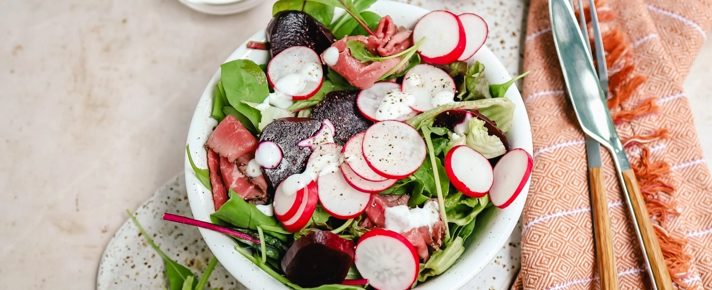 Salade met rosbief, bieten & mieriksworteldressing