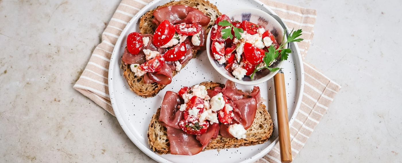 Brood met rookvlees, feta & tomaat