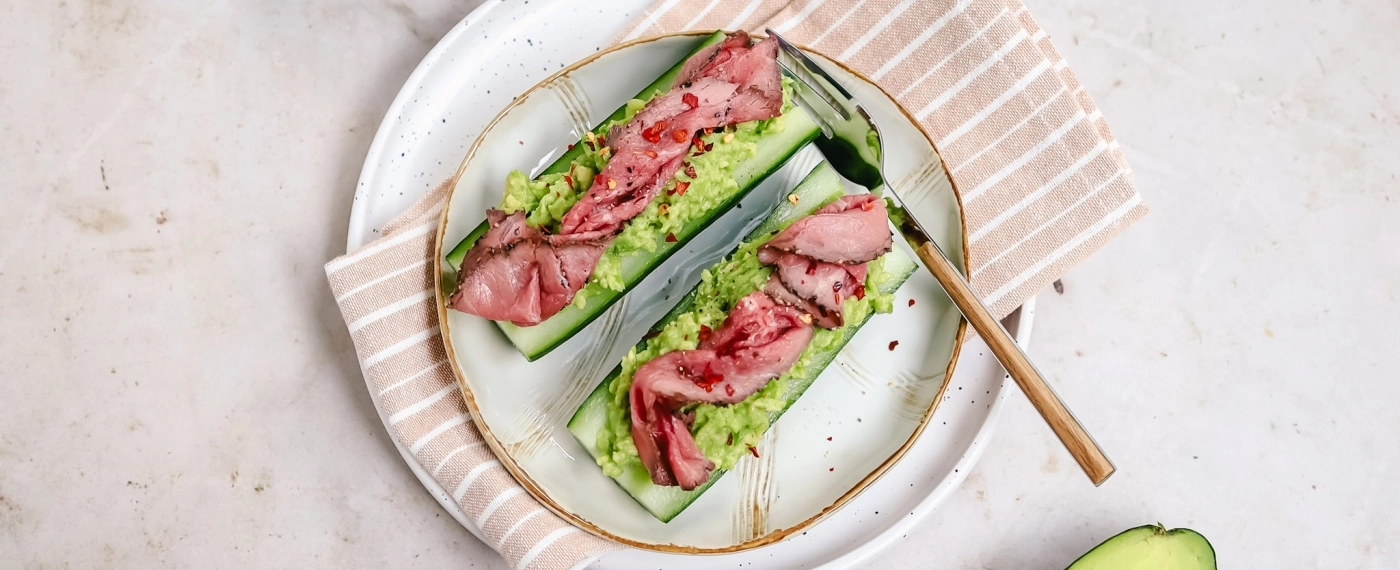Komkommer met avocado & rosbief