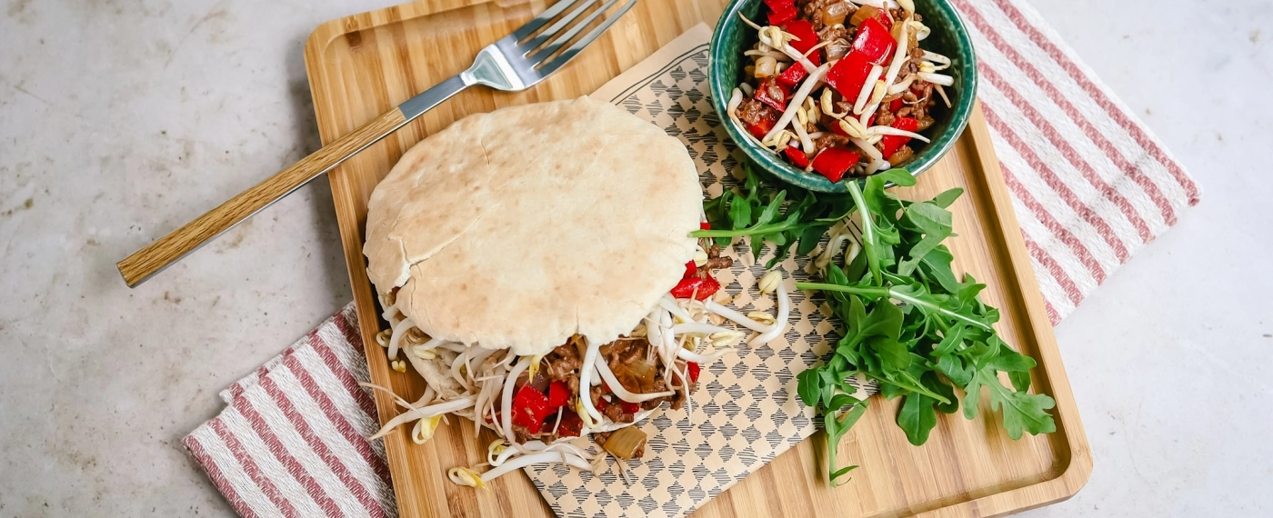 Pitabroodje met currygehakt, paprika & taugé