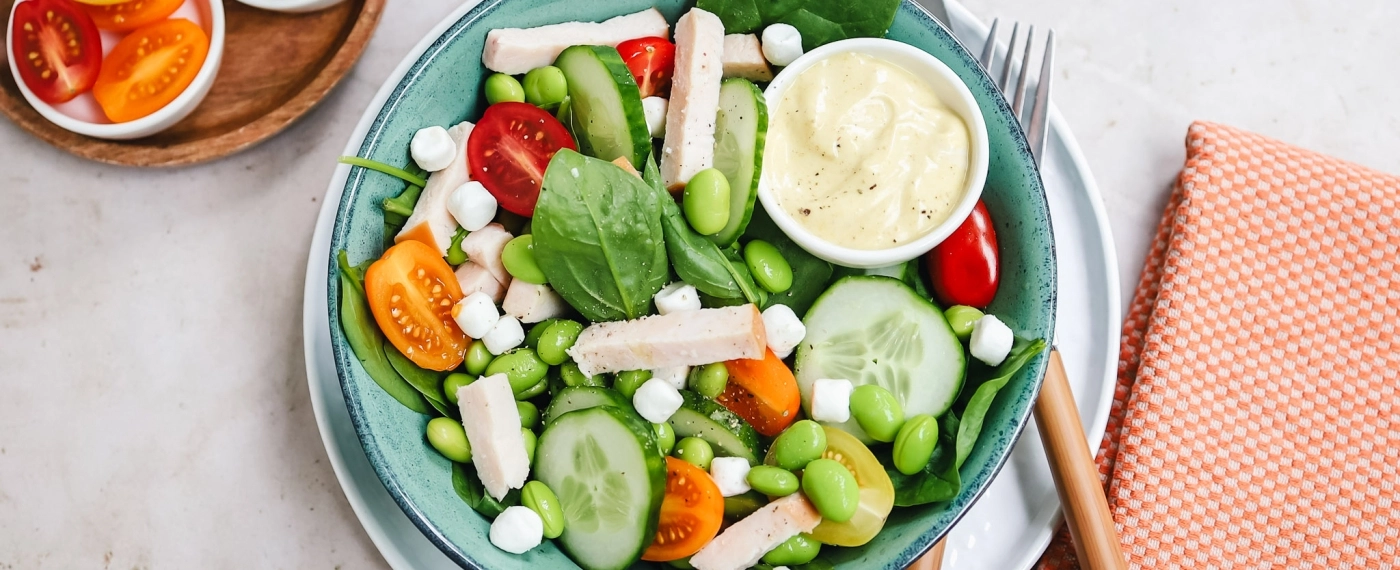 Salade met edamame boontjes & gerookte kip