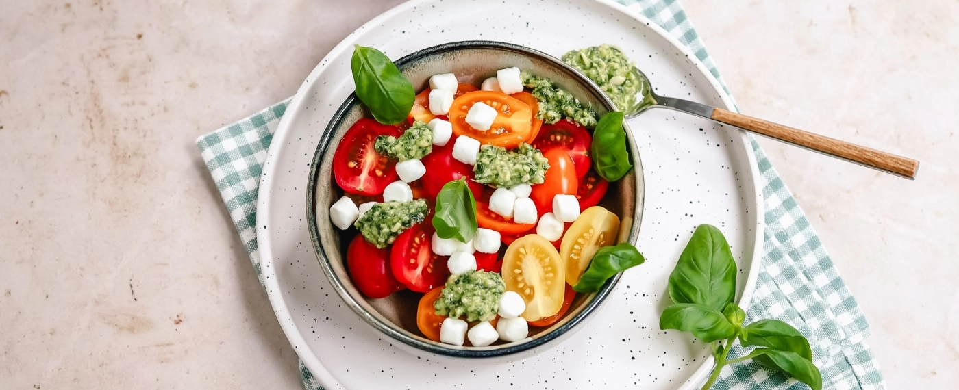 Tomaatjes met geitenkaas & pesto