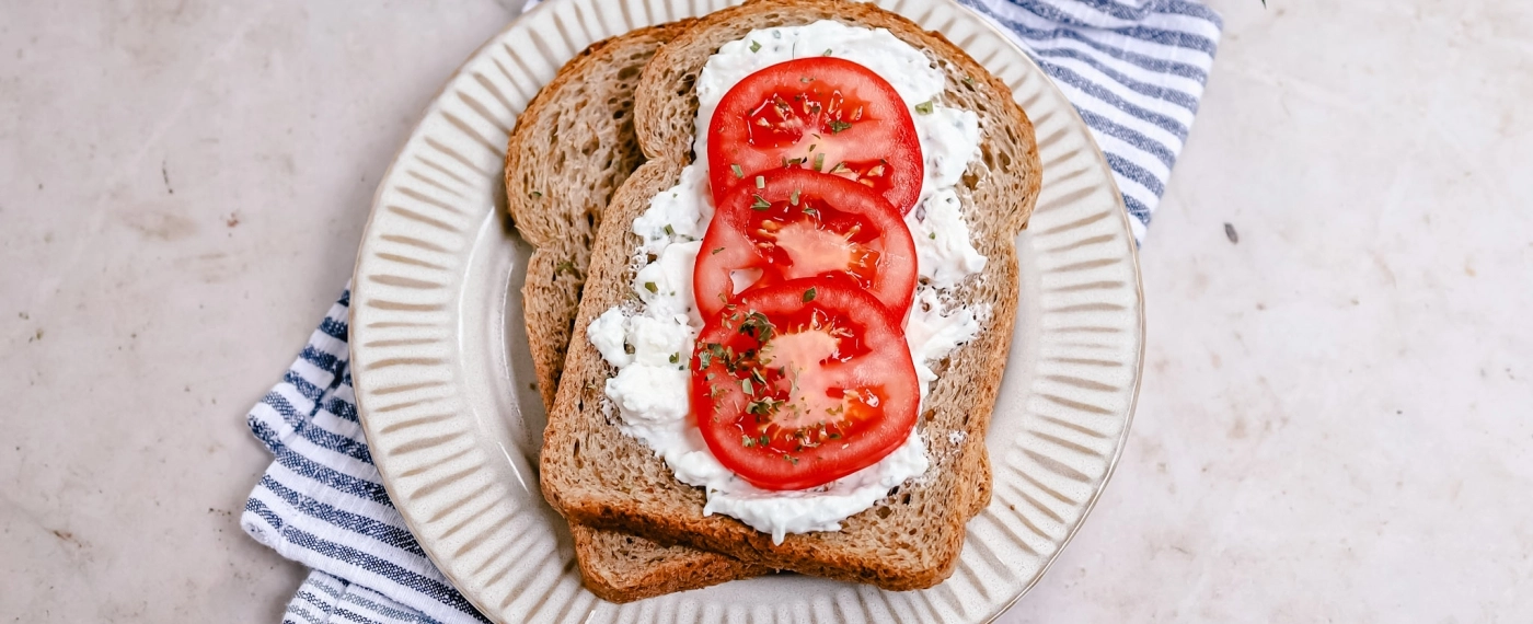 Brood met ricotta-feta spread & tomaat