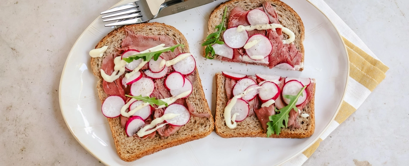 Brood met rosbief, radijs & mierikswortel-mayonaise