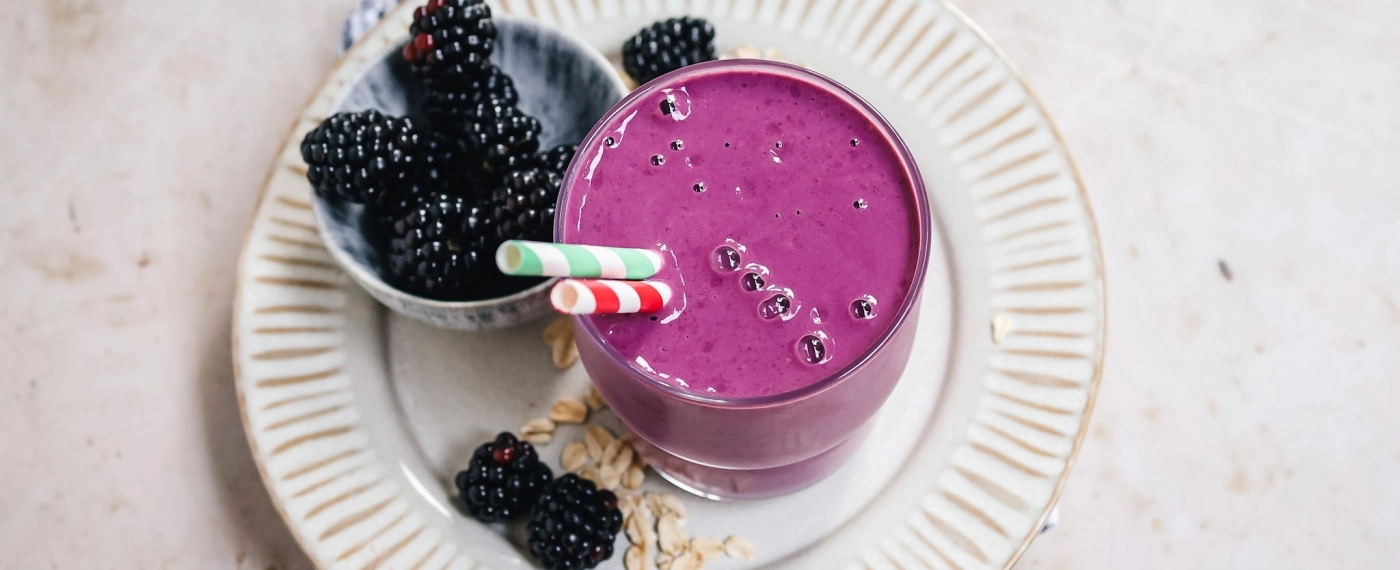 Ontbijt smoothie met bramen & havermout