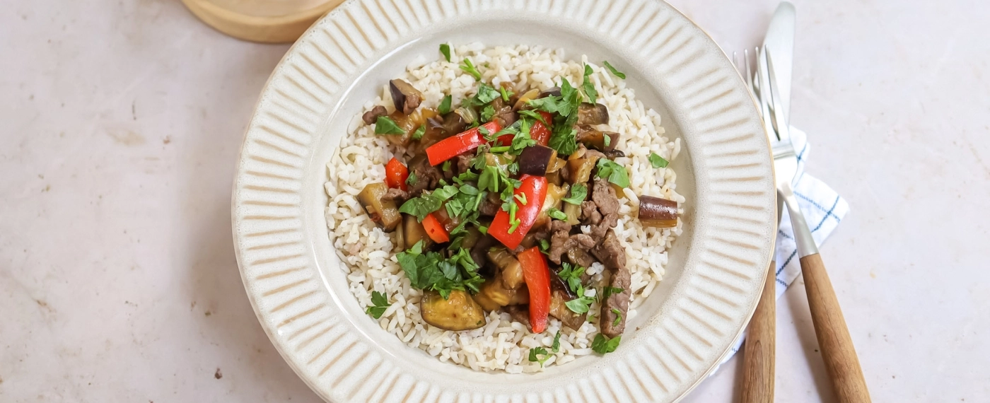 Rijst met aubergine & runderreepjes