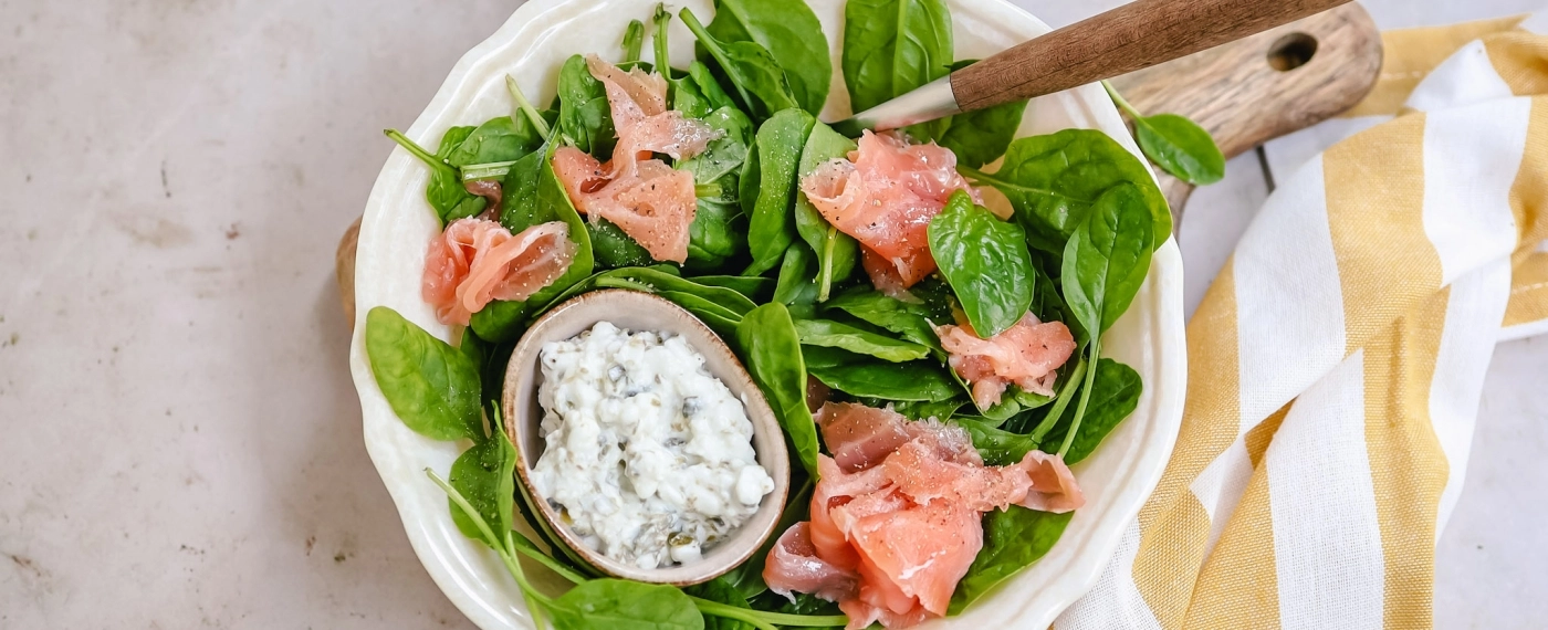 Spinazie salade met gerookte zalm