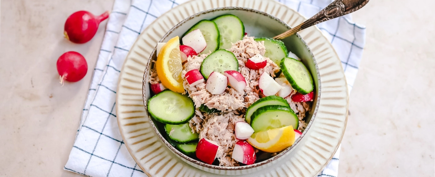 Tonijnsalade met radijsjes & komkommer