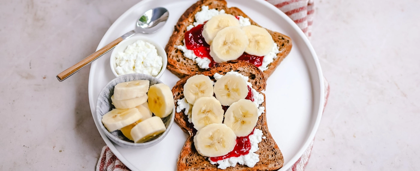 Brood met cottage cheese, jam & banaan