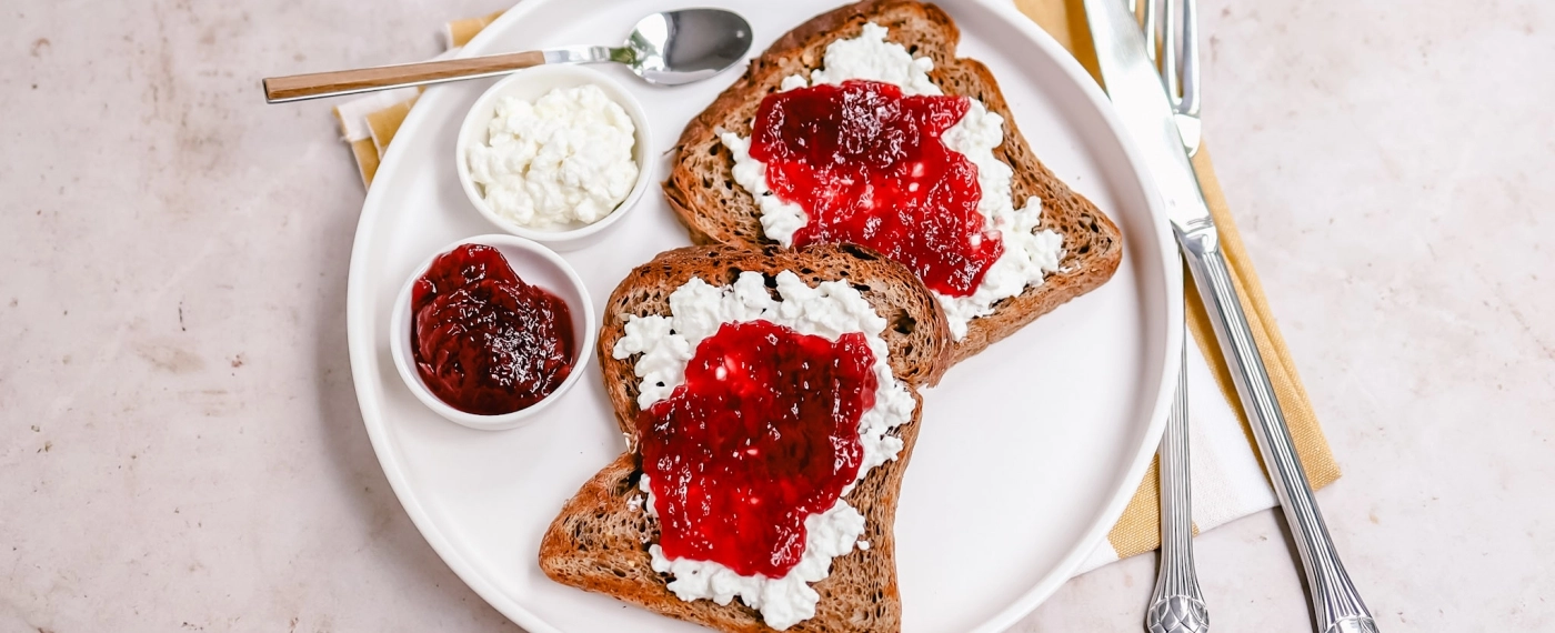Brood met cottage cheese & jam