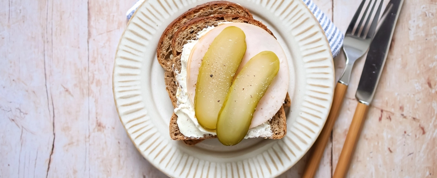 Brood met mosterdspread, kalkoenfilet & augurk