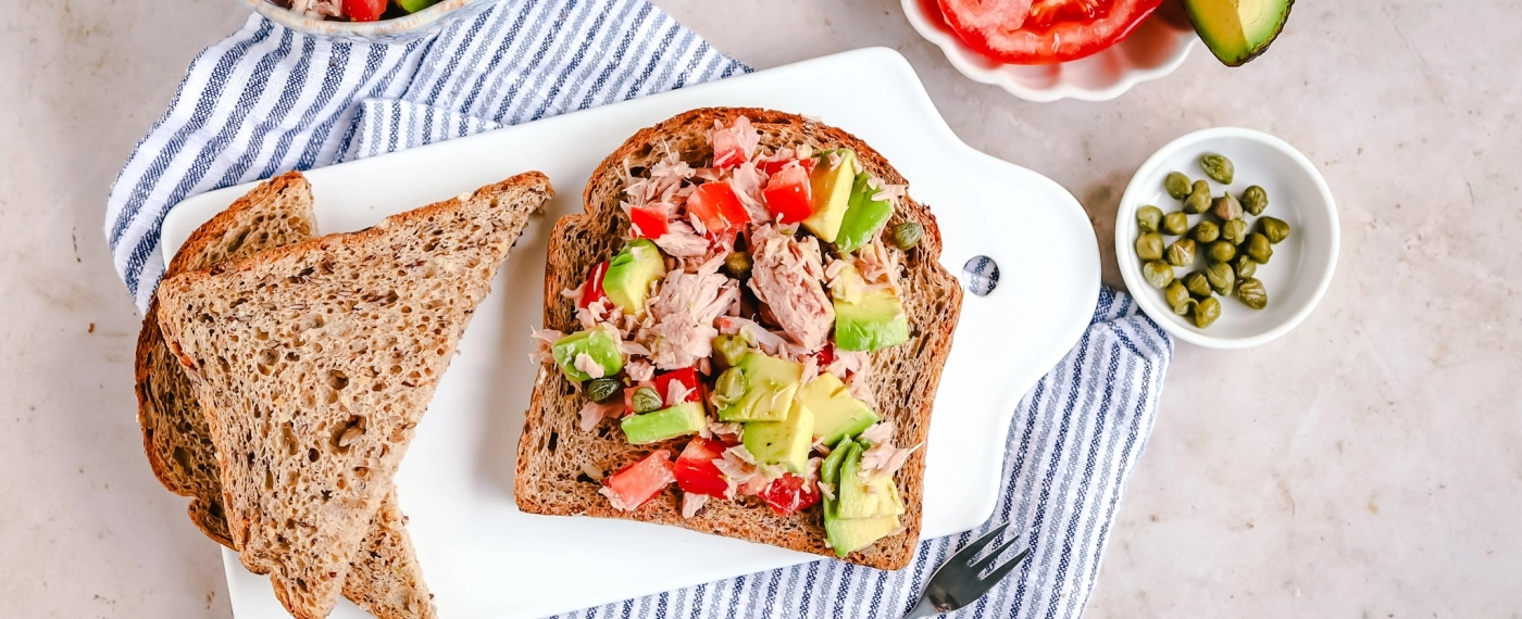 Brood met tonijn, avocado & tomaat