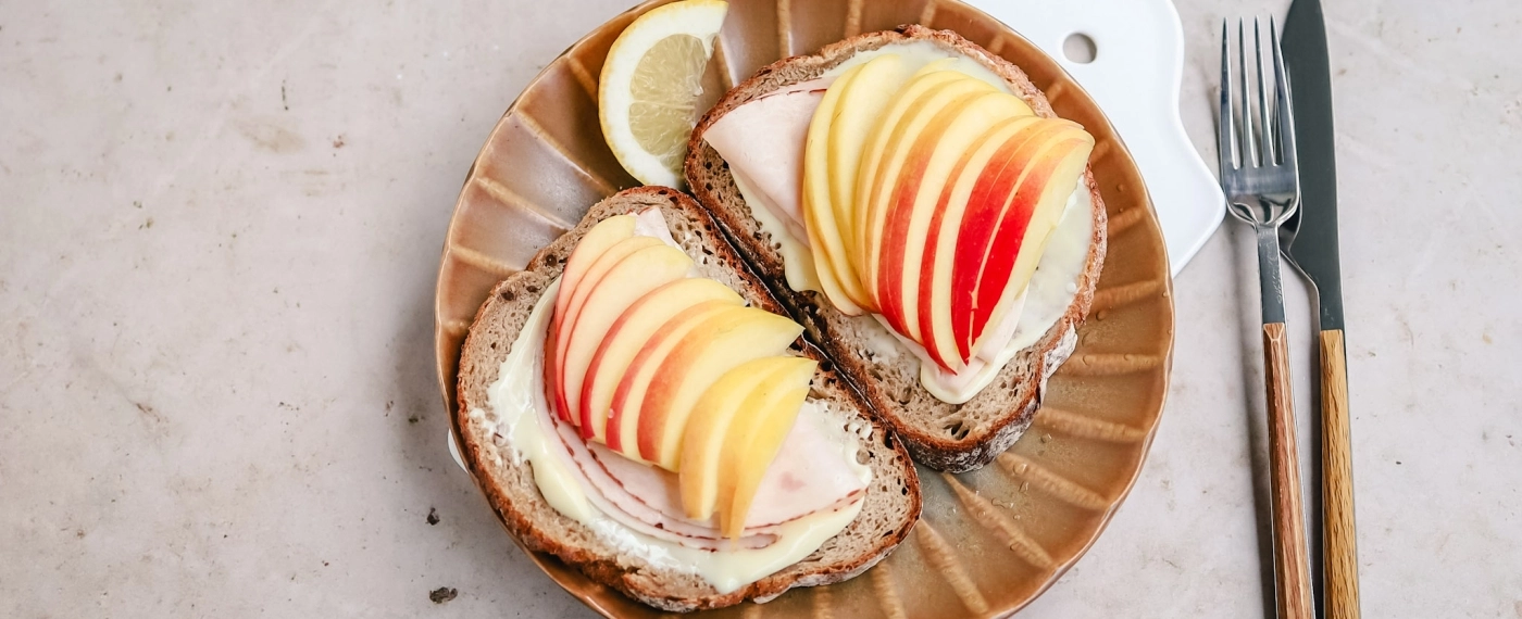 Brood met smeerkaas, kalkoenfilet & appel