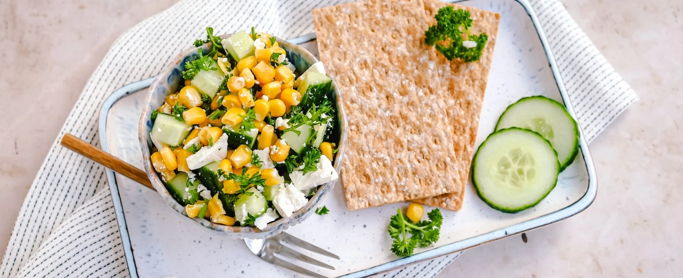 Crackers met maïs-komkommersalade