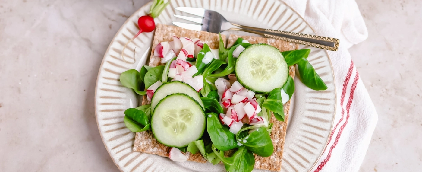 Crackers met radijssalade