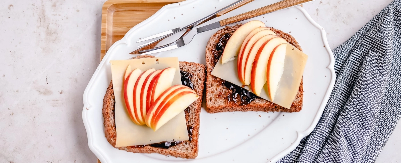 Brood met appelstroop, kaas & appel