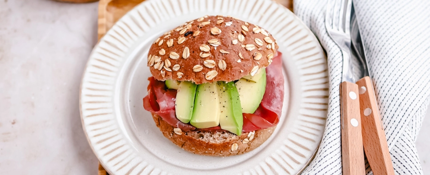 Broodje met rookvlees & avocado