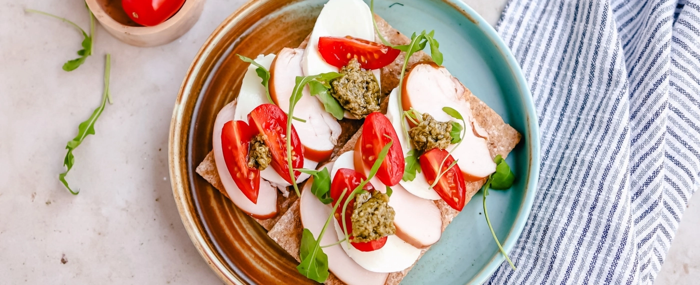 Crackers met gerookte kip, mozzarella & pesto