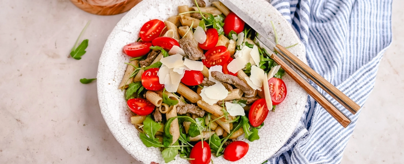 Penne met runderreepjes, pastinaak & pesto