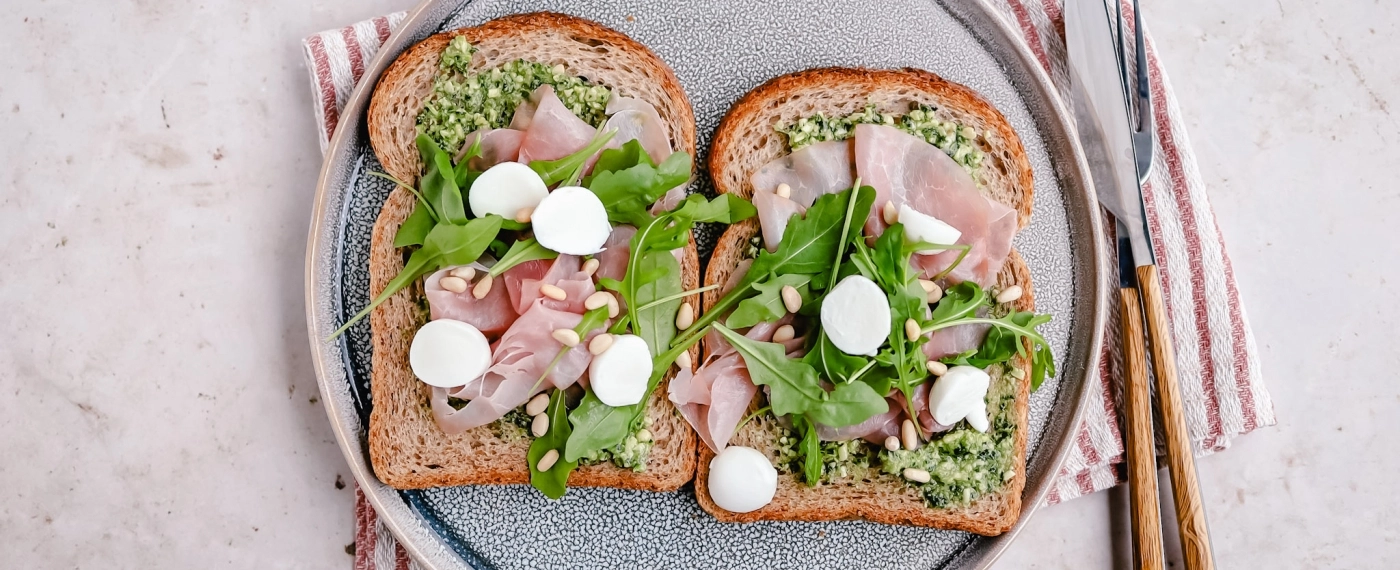 Brood met pesto, rauwe ham & mozzarella