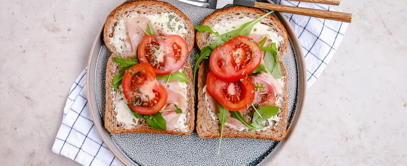 Brood met smeerkaas, rauwe ham & tomaat