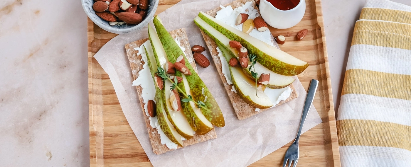 Crackers met geitenkaas & peer