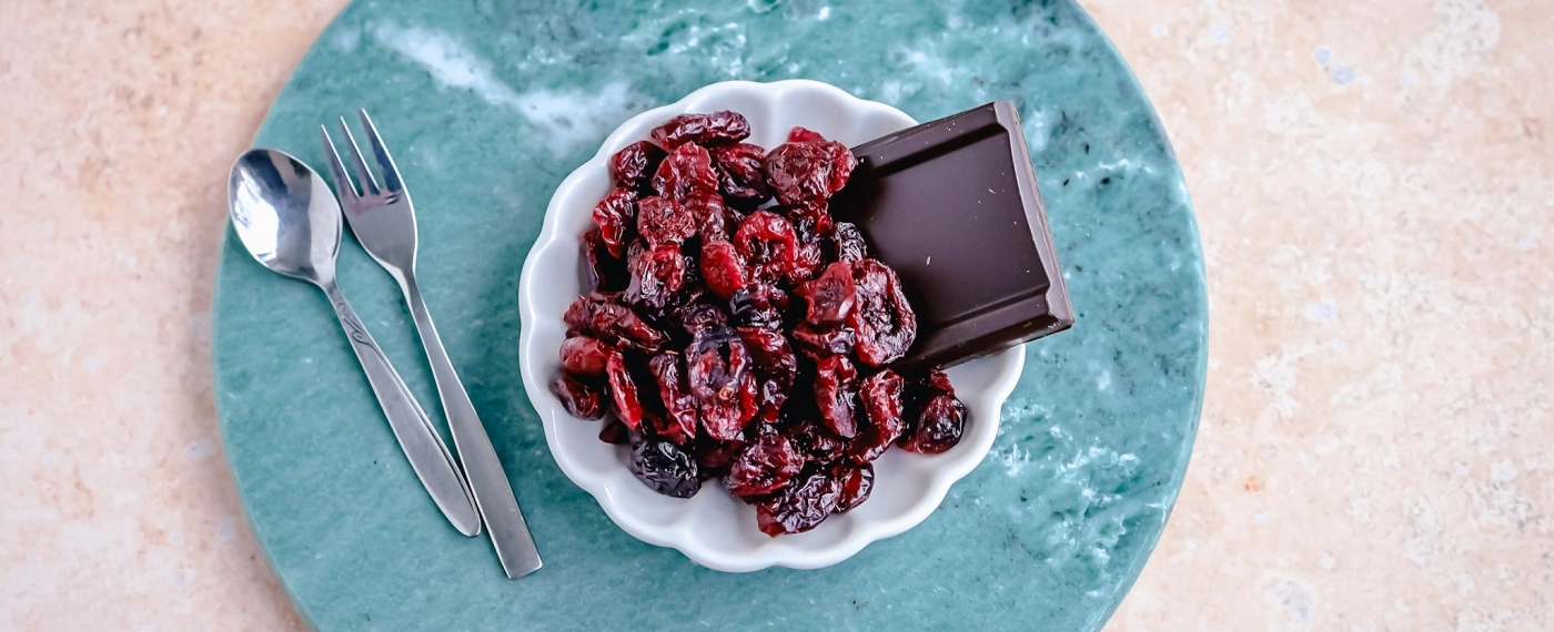 Handje rozijnen met pure chocolade