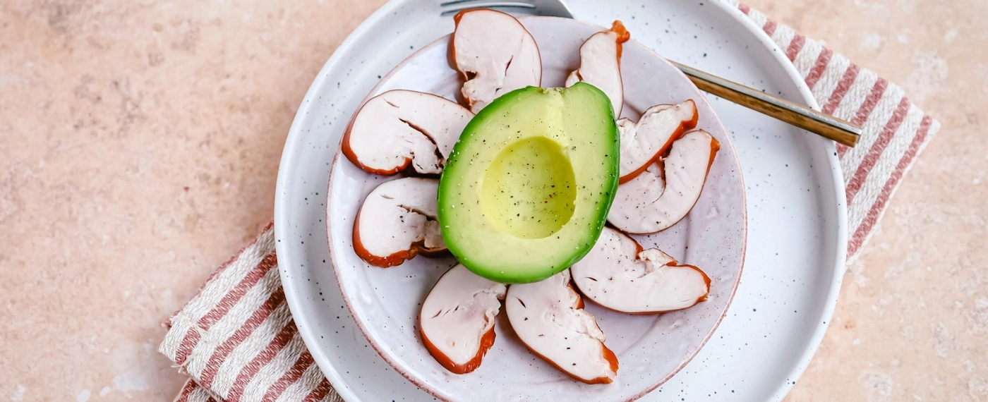 Plakjes gerookte kipfilet met avocado