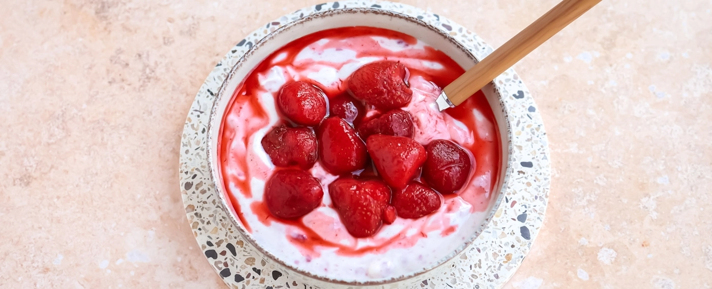 Kwark met jam & warme aardbeien