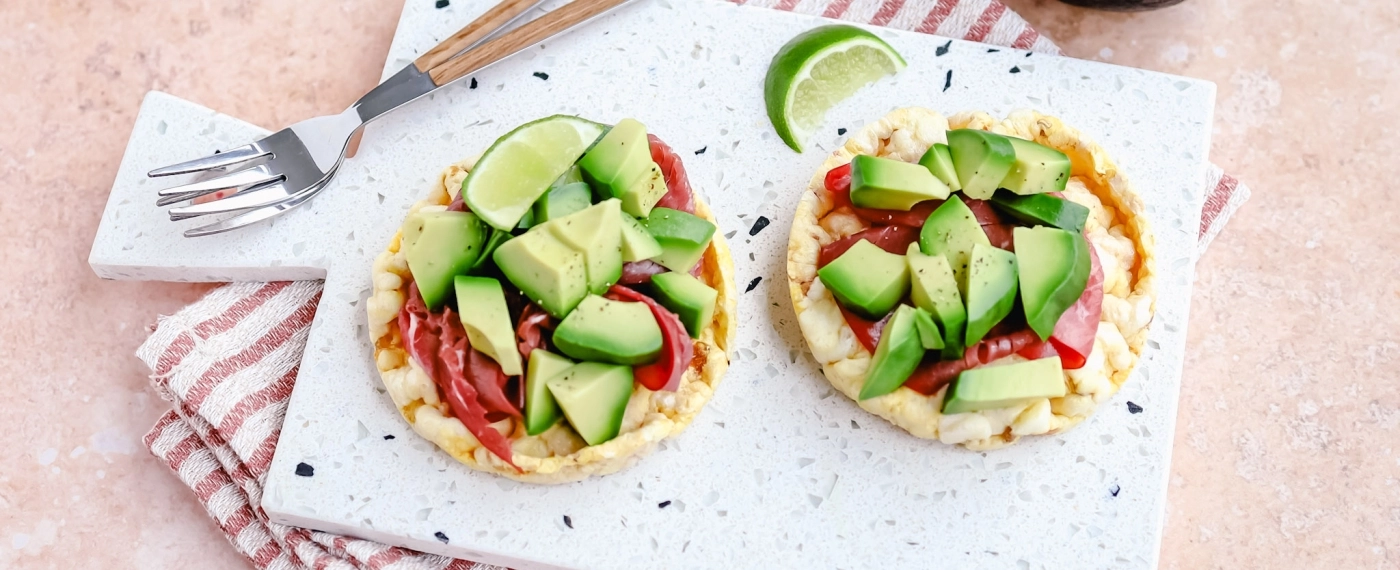 Ma­ïs­wa­fels met rookvlees & avocado