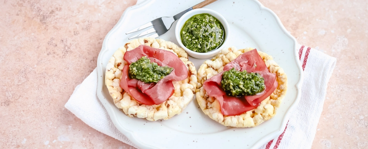 Maïswafels met rookvlees & pesto