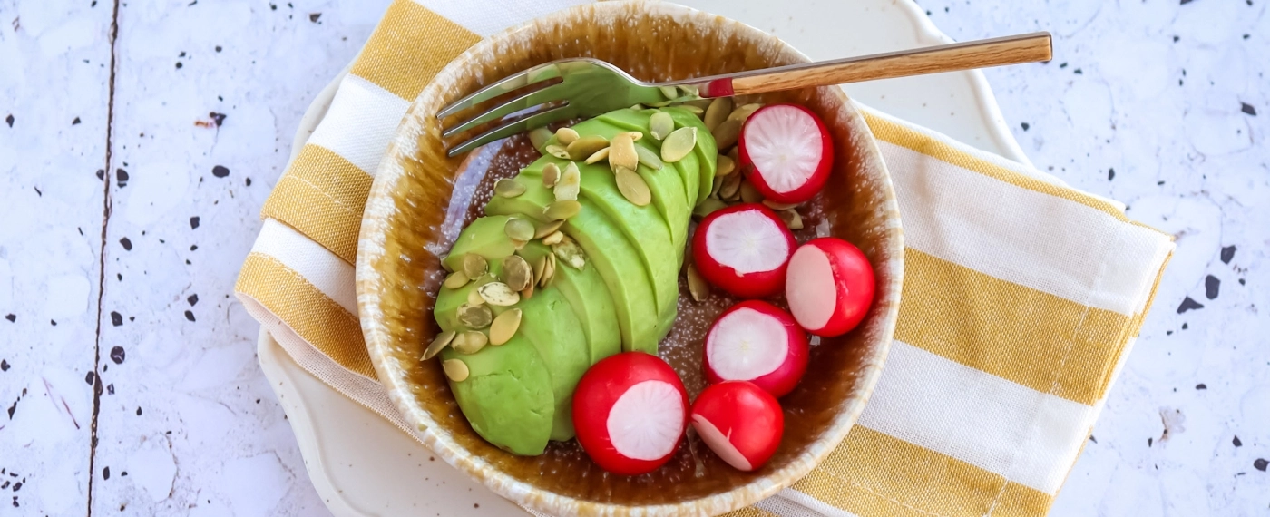 Avocado met pompoenpitten & radijsjes