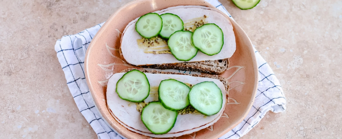 Brood met kalkoenfilet, komkommer & mosterd