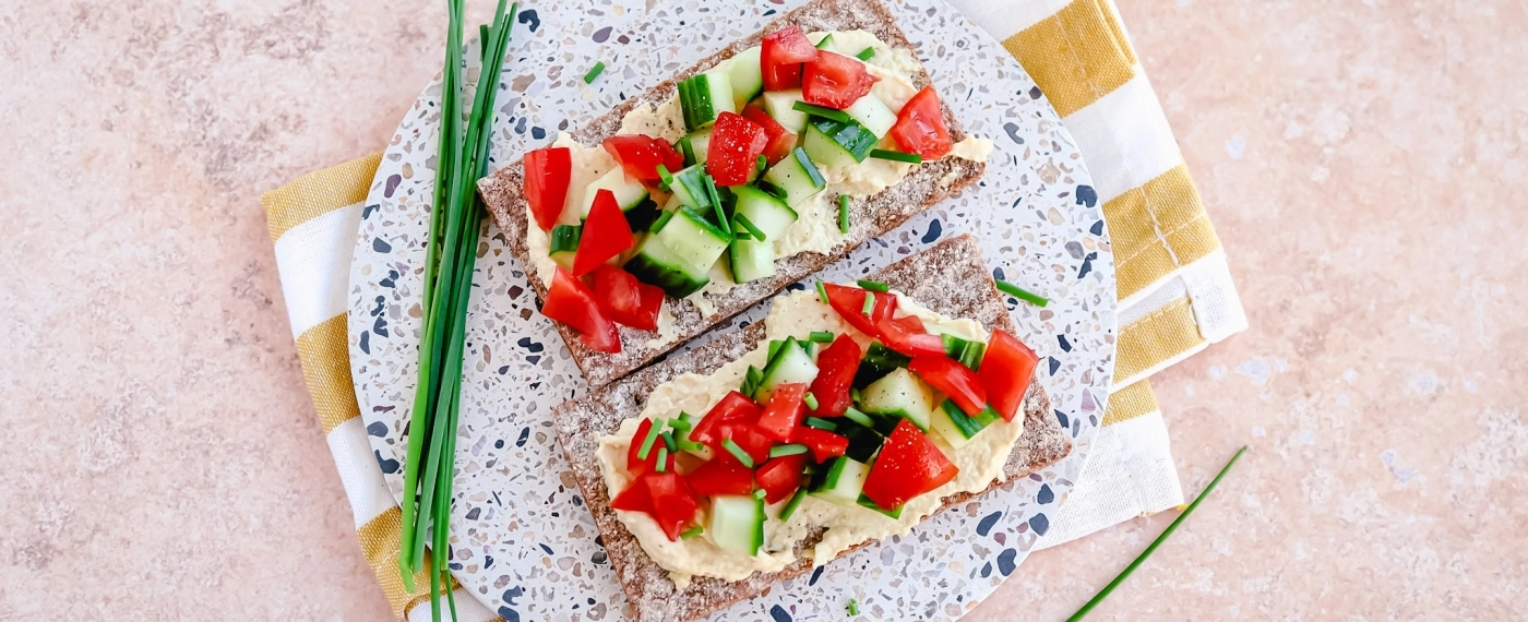Crackers met hummus, tomaat & komkommer